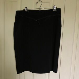 Reitmans size 13 pencil skirt. Black.